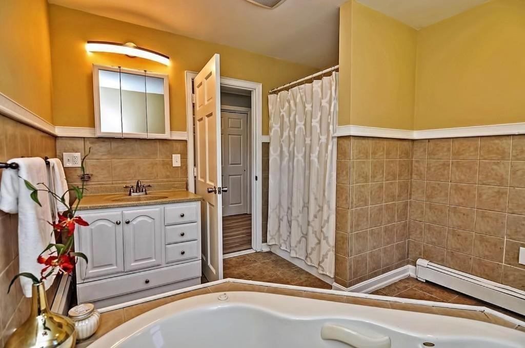 Charming Cottage Historic Falmouth Cape Cod Near Beach And Downtown 2Br 1Bath Deck المظهر الخارجي الصورة
