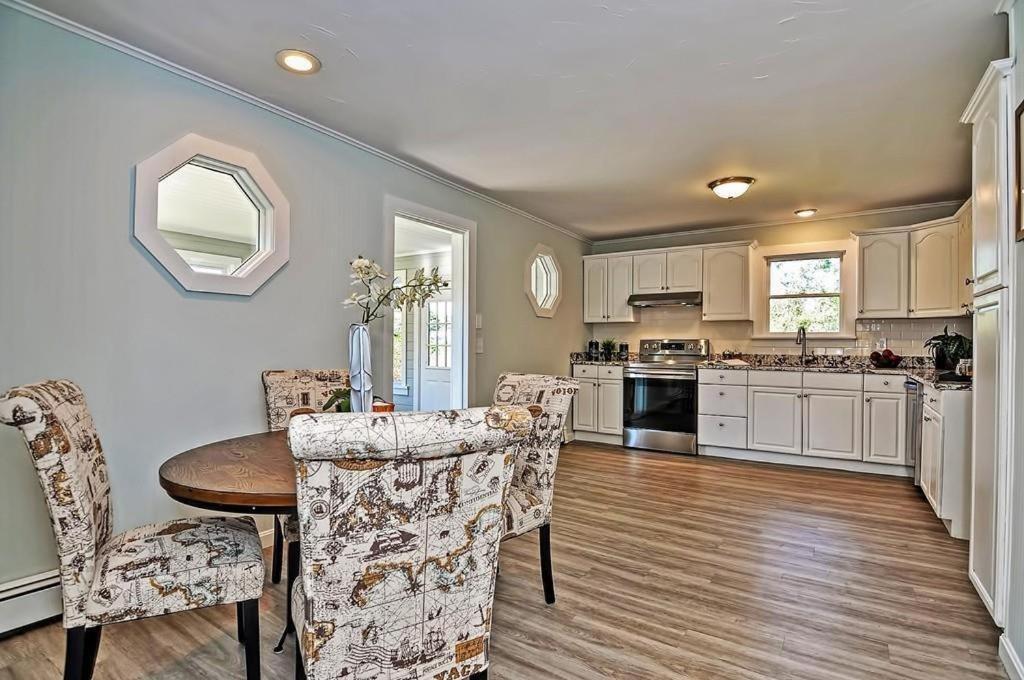 Charming Cottage Historic Falmouth Cape Cod Near Beach And Downtown 2Br 1Bath Deck المظهر الخارجي الصورة